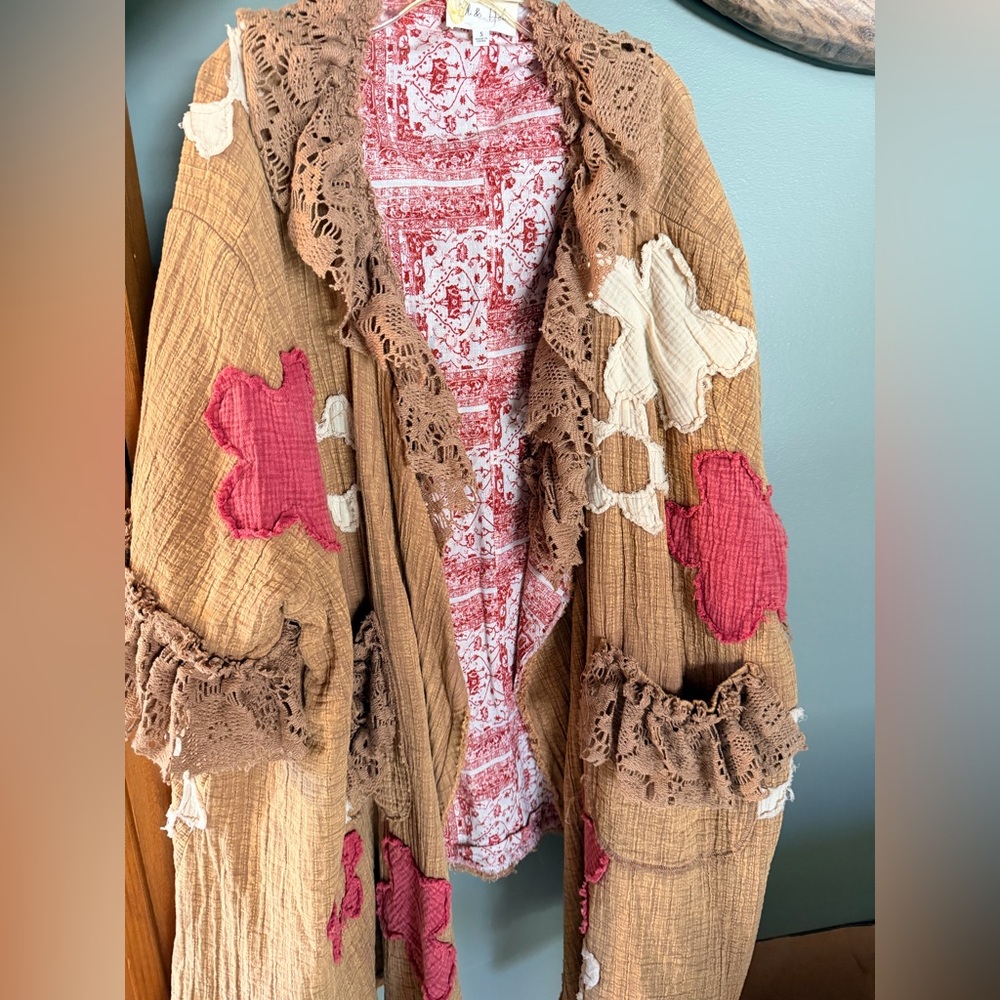 Boho Floral Crochet Trim Poncho NWOT - Picture 3 of 4